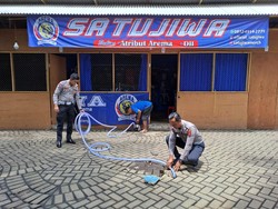 Polres Malang Bantu Atasi Banjir yang Dikeluhkan Pedagang Stadion Kanjuruhan