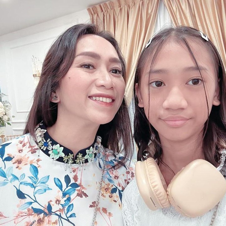 <p>Ralia lahir pada 24 April 2013. Gadis yang hampir genap berusia 11 tahun ini sempat viral di media sosial TikTok karena mendapat <em>challenge</em> menyanyi. (Foto: Instagram @raliarules)<br /><br /><br /></p>