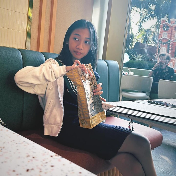 <p>Lahir dari sosok ayah musisi, Ralia tampaknya mewarisi bakat menyanyi, nih. Ia memiliki suara merdu yang tak kalah seperti ayahnya. (Foto: Instagram @raliarules)<br /><br /><br /></p>