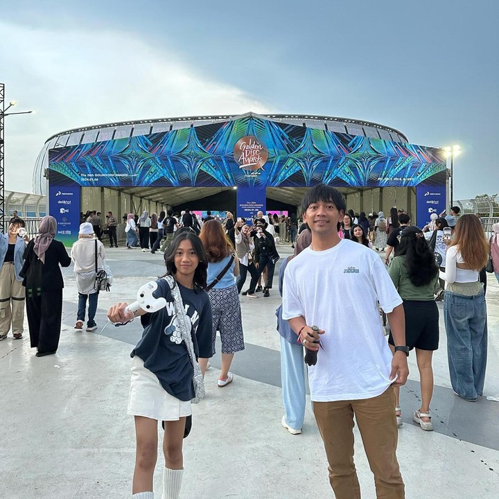 <p>Menikah dengan Sri Ayu Murtisari, Rian Ekky Pradipta atau dikenal sebagai Rian D'Masiv adalah ayah dari dua orang anak, Bunda. Salah satu di antaranya bernama Euralia Cassidy Rian atau lebih dikenal Ralia Rules. (Foto: Instagram @raliarules)<br /><br /><br /></p>