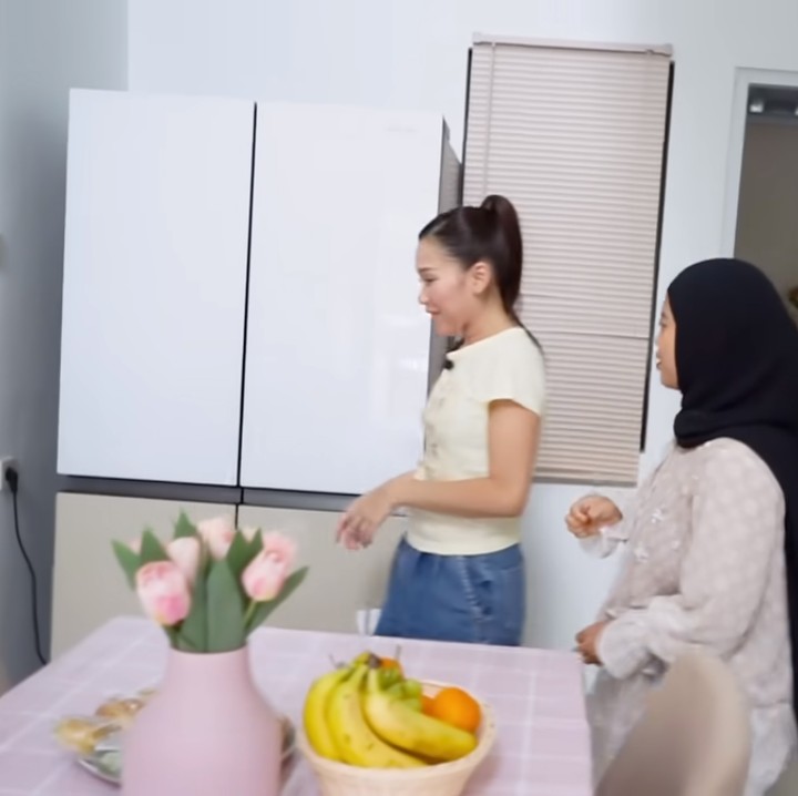 <p>Masuk ke dalam, ada ruang terbuka. Di sana ada sofa untuk menerima tamu, meja dan kursi makan, serta kulkas dengan ukuran cukup besar. (Foto: YouTube Qiss You TV)<br /><br /><br /></p>