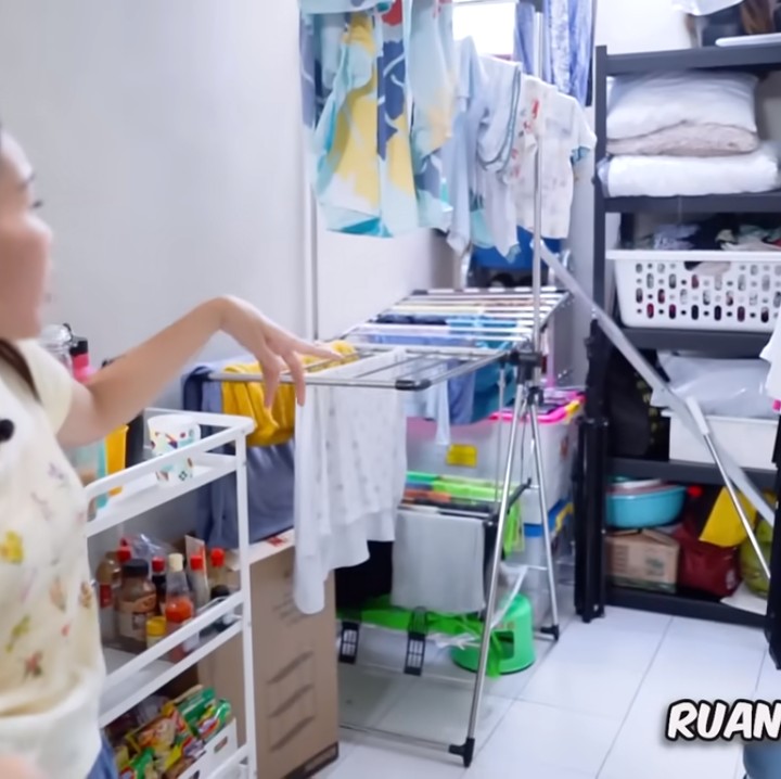 <p>Rumah dua lantai ini dihuni oleh beberapa orang. Di lantai satu ada dua kamar yang diisi oleh saudara dan pengasuh anak-anak juga dapur yang digabung dengan ruang cuci. (Foto: YouTube Qiss You TV)<br /><br /><br /></p>