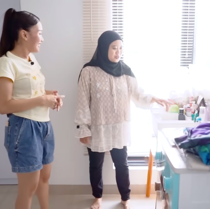 <p>Di lantai atas ini juga ada satu kamar sederhana yang digunakan oleh Musdalifah bersama sang suami. Di ruang ini terdapat kasur, meja rias yang menempel di tembok dekat jendela, lemari putih, serta kamar mandi. (Foto: YouTube Qiss You TV)<br /><br /><br /></p>