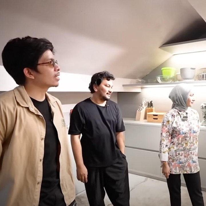 <p>"Kita bikin satu compound. Jadi di depan itu memang dipakai buat art space, ada galeri, ada klinik, ada sport medicine, ada hiperbic chamber, terus ada restoran," papar Tompi, dikutip dari kanal <em>YouTube AH.</em> (Foto: YouTube AH)<br /><br /><br /></p>