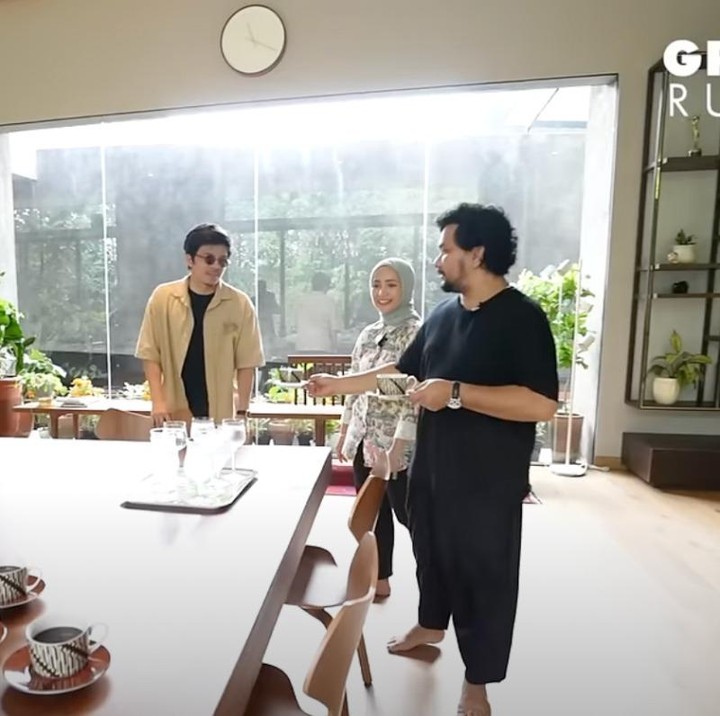 <p>Bangunan tersebut juga dipakai untuk berbagai usaha milik Tompi dan disebut sebagai <em>creative hub</em> dengan beragam fasilitas. Di sana ada <em>art space</em> termasuk galeri hingga klinik. (Foto: YouTube AH)<br /><br /><br /></p>