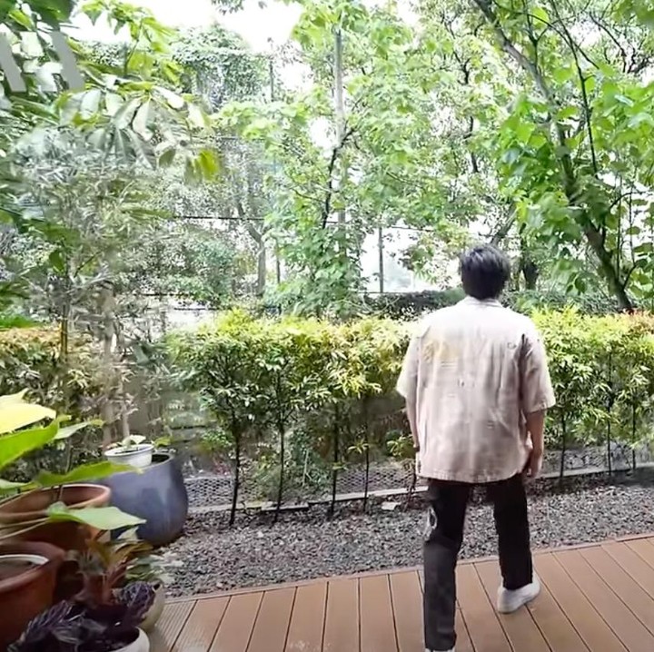<p>Rumah ini pun terasa semakin bikin betah karena ada ruang terbuka yang rutin dibersihkan sehingga semakin asri. Wah, rumahnya benar-benar bikin betah ya, Bunda? (Foto: YouTube AH)</p>