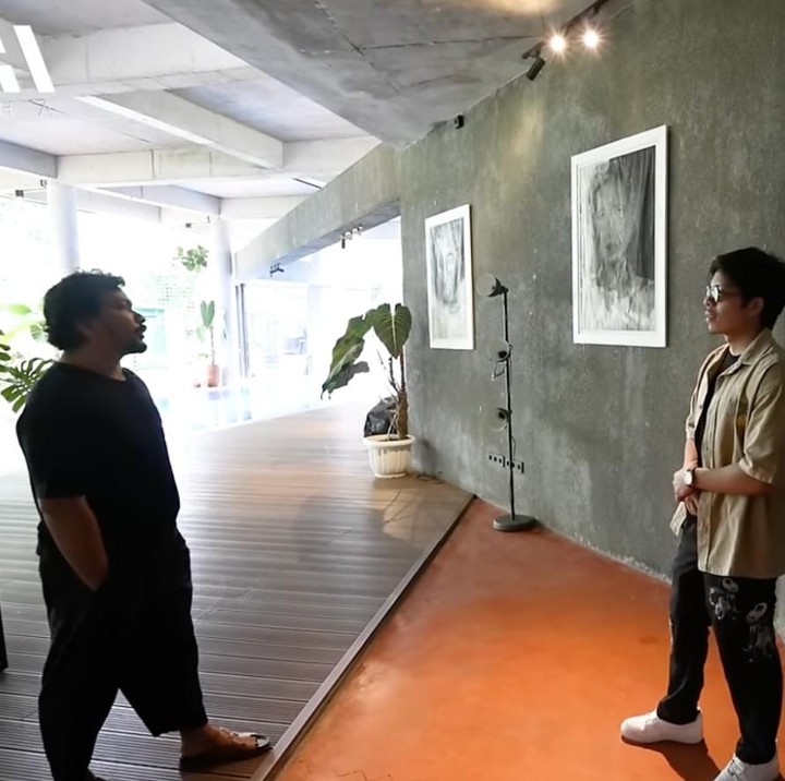 <p>Berikut lorong yang dibuat menjadi galeri, Bunda. Sepanjang jalan, terpajang foto karya Tompi yang dibikin bak museum. "Kita berdua kalau ke luar negeri senang mampir ke museum lihat pameran gitu. Jadi bikin rumah kepengin punya small museum," ucap Tompi.(Foto: YouTube AH)<br /><br /><br /></p>