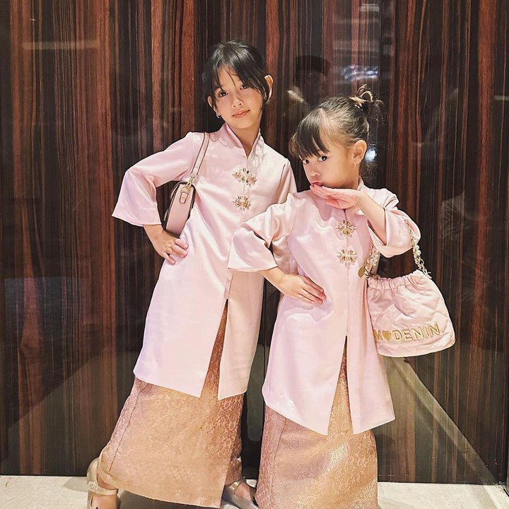 <p>Sophia dan Seraphina juga terlihat sangat akrab dengan sang Kakak. Keduanya sering berposer dan mengabadikan momen manis bersama. (Foto: Instagram: @yaswildblood)</p>