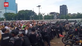 VIDEO: Unjuk Rasa Apdesi di Depan Gedung DPR Diwarnai Kericuhan