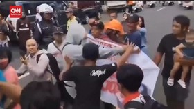 VIDEO: Bentangkan Spanduk Pilih Ganjar Depan Jokowi, Warga Diamankan