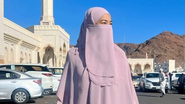 img-title Tampil Cantik dengan Cadar saat Umrah, Titi Kamal Ucapkan Terima Kasih ke Sahabat
