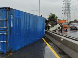 Kronologi Truk Terguling di Tol Wiyoto Wiyono hingga Bikin Macet 7 Km
