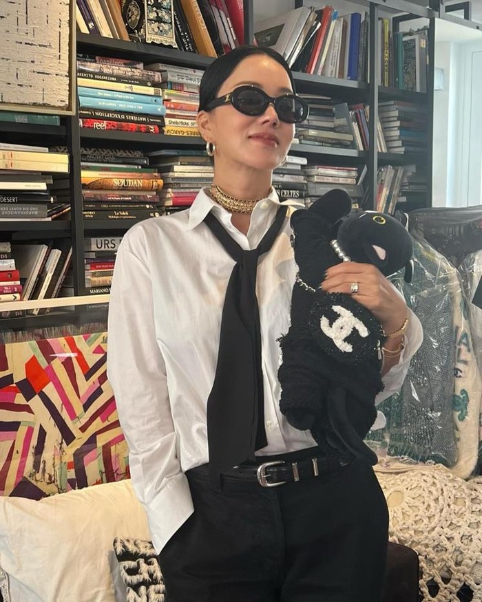 Uhm Jung Hwa berhasil mengambil elemen formal dasi hitam dan menggabungkannya dengan pakaian yang lebih santai. Dengan menggunakan dasi hitam, Uhm Jung Hwa menunjukkan keunikan yang membuatnya terlihat lebih modern dan trendi./ Foto: Elle.co.kr