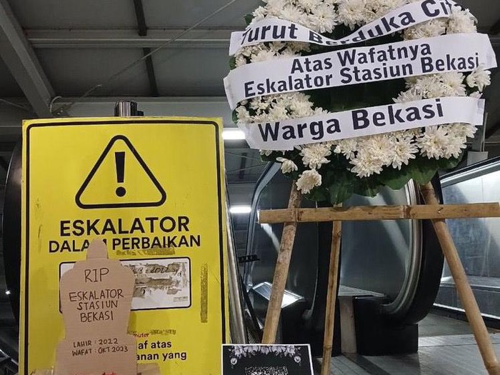 Aksi simbolik '100 Hari Wafatnya Eskalator Stasiun Bekasi', pada 31 Januari 2024. (Dokumentasi Mega, warga pengguna Stasiun Bekasi)