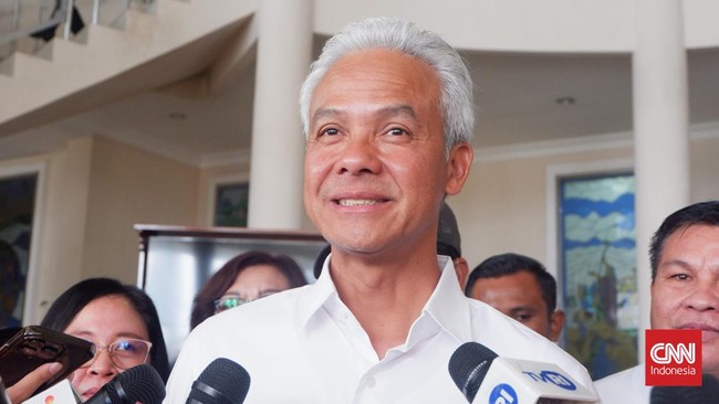 Calon presiden nomor urut 3 Ganjar Pranowo berjanji akan membantu operator perahu ketek Sungai Musi, Palembang, Sumatera Selatan