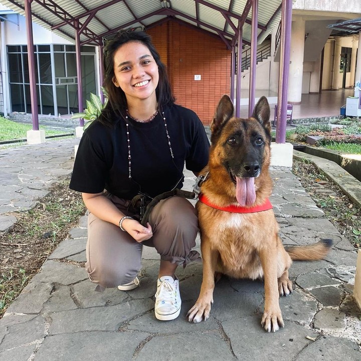 <p>Ketika menjalani tugasnya dalam merawat hewan, putri Shanhaz Haque ini terlihat sangat bahagia. Ia fokus untuk meraih mimpinya menjadi dokter hewan. (Foto: Instagram @charlotteramadhan)</p>