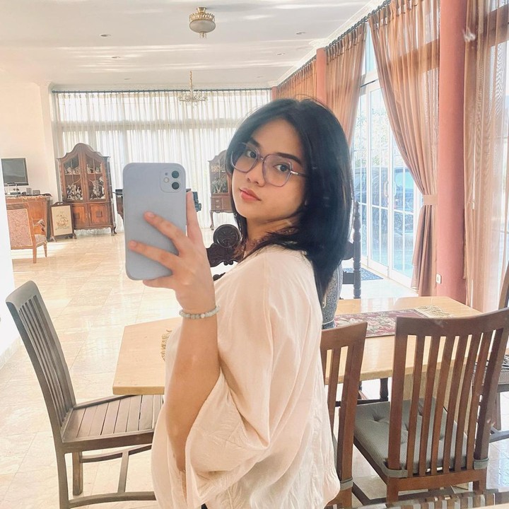 <p>Shahnaz Haque dan Gilang Ramadhan dikaruniai tiga putri cantik. Salah satunya adalah Charlotte Fatima Haque Ramadhan. (Foto: Instagram @charlotteramadhan)</p>