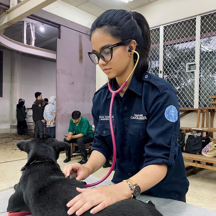 <p>Charlotte Fatima Haque Ramadhan tengah menjalani pendidikan di bangku kuliah. Ia mengambil jurusan Kedokteran Hewan di Institut Pertanian Bogor (IPB). (Foto: Instagram @charlotteramadhan)</p>