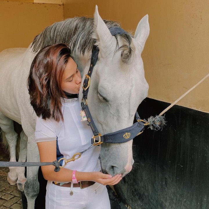 <p>Charlotte menggeluti hobi berkuda di usia belia. Ia menaruh minat yang besar pada bidang <em>equestrian</em> dan telah mengikuti berbagai kejuaraan. (Foto: Instagram @charlotteramadhan)</p>