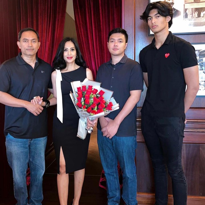 <p>Diah Permatasari menikah dengan Anton Wahyu Jatmiko sejak 1997, Bunda. Pernikahan mereka dikaruniai dua orang anak laki-laki bernama Marcello Renara Djatmiko dan Marciano Nicholas Reynard. (Foto: Instagram @dps_diahpermatasari)<br /><br /><br /></p>