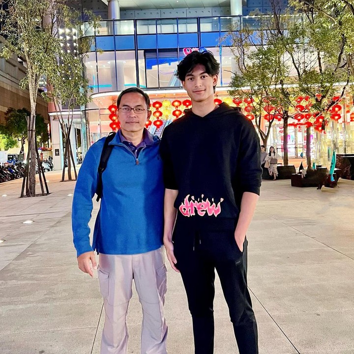 <p>Tak hanya sang ibunda, ayahnya turut hadir memberikan semangat. Melalui kolom <em>caption</em>, Diah berharap agar tim sang putra bisa membawa piala kemenangan. "<em>Good Luck Marco in Taiwan.</em> Menjelang Pertandingan Basket di Taipei besok, bismillah. Selamat Bertanding utk team JIS DRAGONS Semga juwara!" tulisnya melalui akun @dps_diahpermatasari. Kita doakan, semoga perjuangan Marciano bersama timnya membuahkan hasil dan membawa pulang piala, ya. (Foto: Instagram @dps_diahpermatasari)</p>
