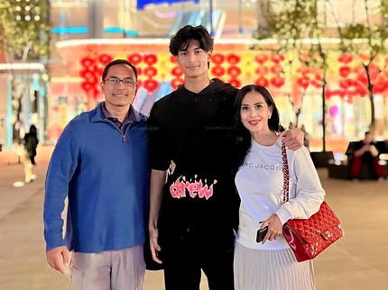 5 Potret Diah Permatasari Dukung Sang Putra Marco Bertanding Basket di Taipei