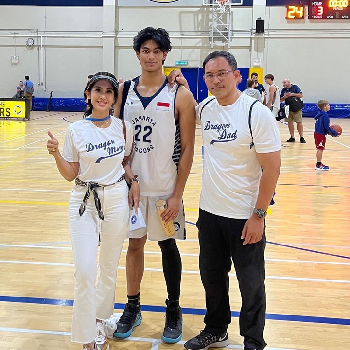 <p>Bukan tanpa alasan, Marco merupakan pemain basket. Selama ini, keluarganya sangat mendukung potensi tersebut dan selalu menyertainya dalam berbagai latihan serta pertandingan. (Foto: Instagram @dps_diahpermatasari)<br /><br /><br /></p>