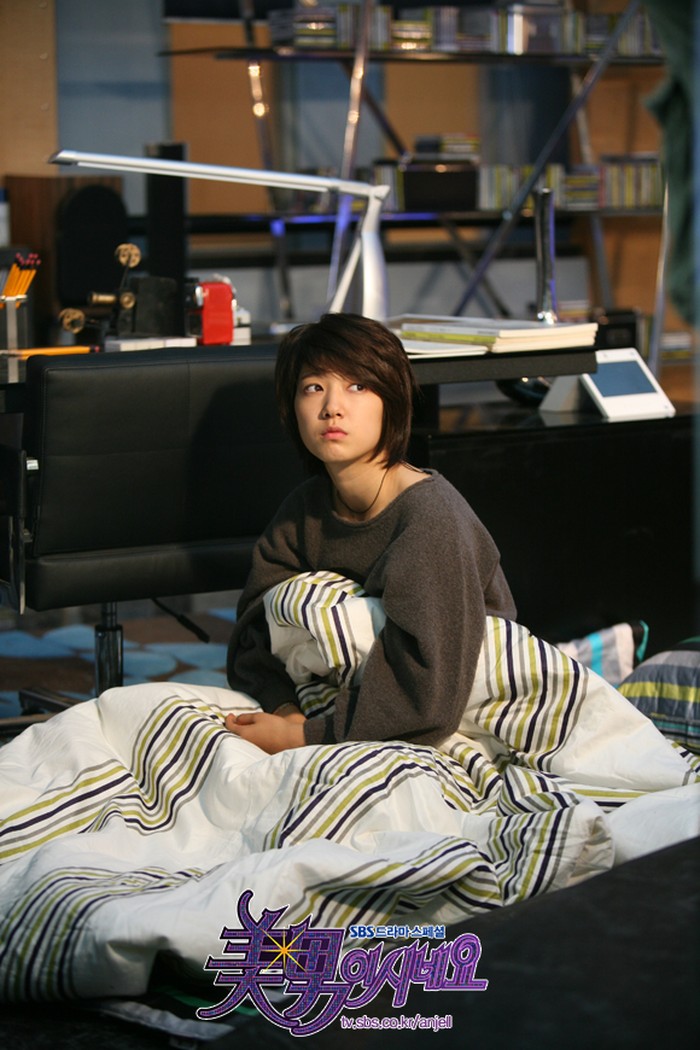 Dramanya sebagai lead female yang sukses besar yaitu He's Beautiful atau You're Beautiful (2009). Ia menyamar menjadi pria untuk menggantikan posisi kembarannya. Nah, di sini Park Shin Hye diceritakan sebagai idol dan anggota band bernama Go Mi Nam./ Foto: Asianwiki
