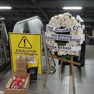 Aksi Tabur Bunga 100 Hari Rusaknya Eskalator di Stasiun Bekasi