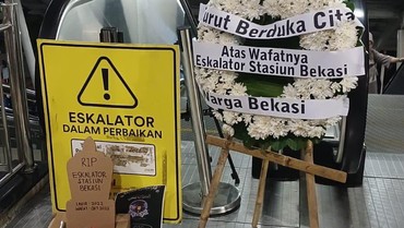img-title Aksi Tabur Bunga 100 Hari Rusaknya Eskalator di Stasiun Bekasi