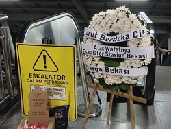 Aksi Tabur Bunga 100 Hari Rusaknya Eskalator di Stasiun Bekasi