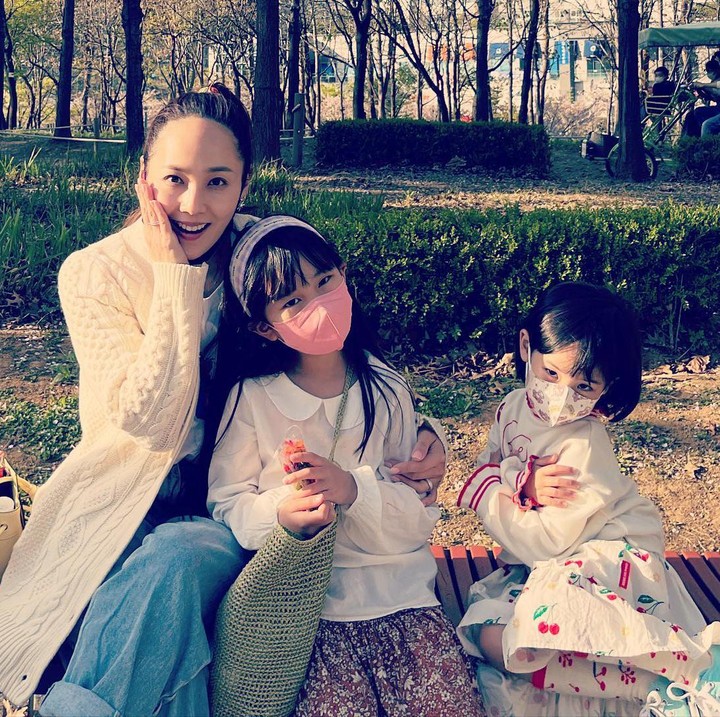 <p>Ya, pasangan ini sudah dikaruniai dua orang anak perempuan yang menggemaskan. Keduanya diberi nama Rohee dan Rorin. (Foto: Instagram @kitaeyoung dan @eugene810303)<br /><br /><br /></p>