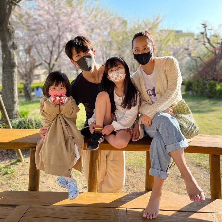 <p>Sebagaimana yang Bubun intip dari akun pribadi keduanya, Ki Tae Young terlihat lebih sering mengunggah momen bersama anak dan istri. (Foto: Instagram @kitaeyoung dan @eugene810303)<br /><br /><br /></p>