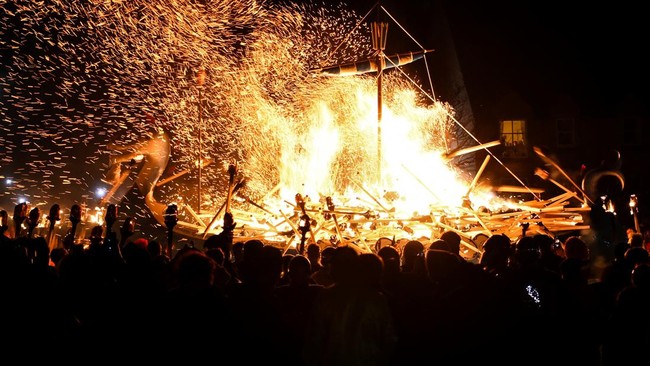 FOTO: Kobar Api Menyala dalam Festival Viking di Skotlandia