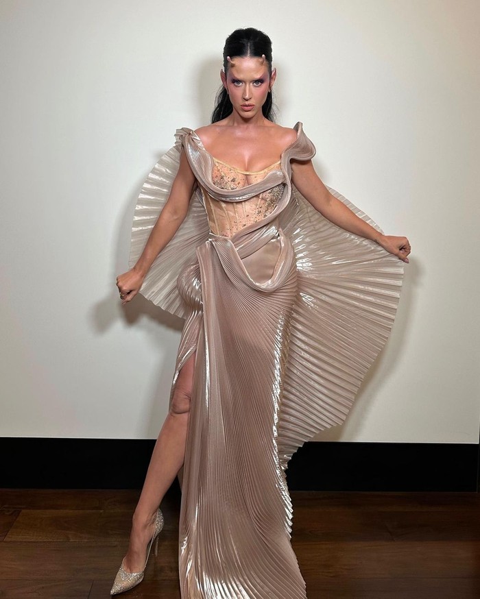 Katy Perry Pakai Gaun Karya Desainer Indonesia Tuai Perhatian