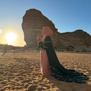 Berpose di Tempat Terkutuk, Happy Asmara Banjir Kritikan