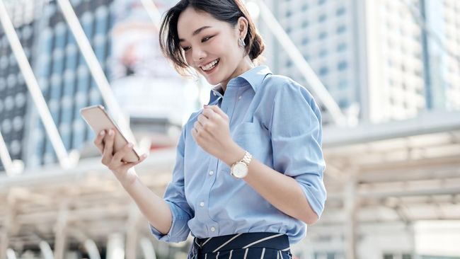 Bingung bagaimana merangkai kata-kata untuk memperkenalkan diri di tempat baru? Simak contoh kalimat perkenalan lewat chat grup WA yang bisa kamu pakai.