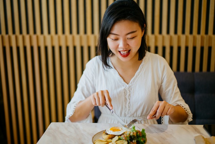 Ilustrasi Ibu Hamil Makan Telur