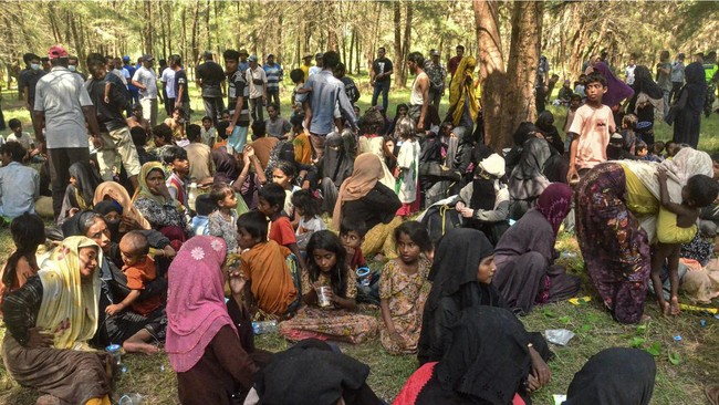 Pemindahan 75 orang pengungsi Rohingya ini dilakukan karena masyarakat mendatangi Gedung PMI Aceh Barat mendesak agar mereka dipindahkan ke lokasi lain.