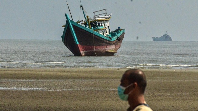 Nakhoda kapal Rohingya nan mendarat di Aceh Besar, Mohammed Amin, divonis delapan tahun penjara.