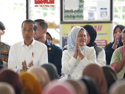 Jokowi Kasih Iriana Hadiah Tas Produk Nasabah PNM di Wonogiri