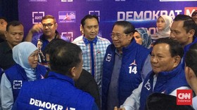 AHY Pakaikan Rompi Demokrat ke Prabowo di Malang