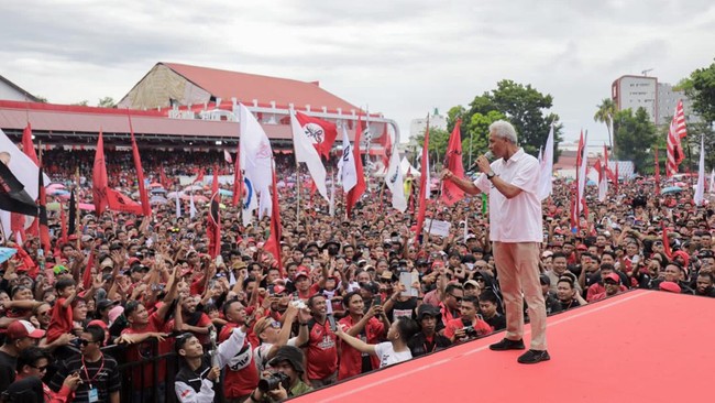 Di acara Hajatan Rakyat Manado, calon presiden nomor urut 3 Ganjar Pranowo menyinggung fenomena kezaliman politik di Indonesia.