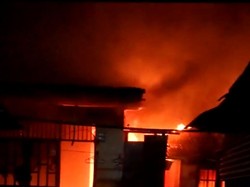 6 Rumah Kontrakan di Sorong Terbakar Diduga gegara Warga Masak Miras