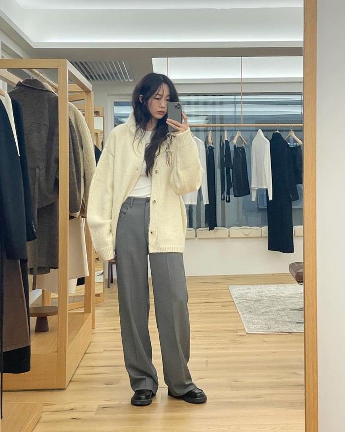 Keum Sae Rok memadukan kardigan oversize putih dengan celana abu-abu longgar yang menciptakan tampilan chic. Dengan paduan warna yang lembut dan desain yang simpel namun elegan, ia menciptakan tampilan yang stylish dan casual./ Foto: Elle.co.kr