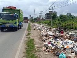 Jorok! Sampah Menumpuk di Pinggir Jalan Lintas Telanaipura Jambi
