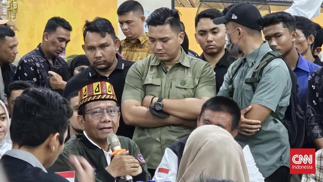 Mahfud mendapatkan pertanyaan dari warga Aceh soal buronan Harun Masiku saat hadir dalam diskusi 'Tabrak, Prof!' di Banda Aceh, Rabu (31/1) malam
