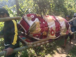 Warga Sakit di Mamuju Ditandu 17 Km gegara Akses Jalan Tertutup Longsor