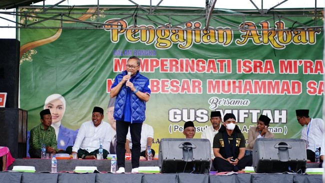 Menteri Perdagangan Zulkifli Hasan menjawab tudingan kampanye colongan untuk Prabowo Subianto dalam acara sosialisasi dengan pedagang pasar di Surakarta.