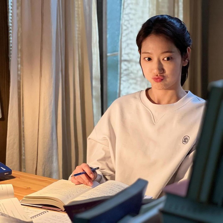<p>Meski sudah jadi Bunda satu anak, Park Shin Hye masih cocok memerankan tokoh anak SMA ya, Bunda? Enggak heran, aktris berusia 33 tahun ini dikenal lewat parasnya yang menggemaskan dan awet muda. (Foto: Instagram @jtbcdrama @ssinz7)</p>
